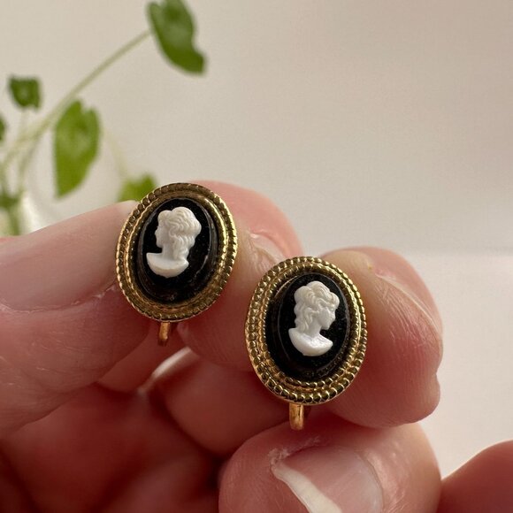 Vintage Black & White Cameo Clip-On Earrings Gold-Tone Oval 1/2" Resin - Picture 12 of 14